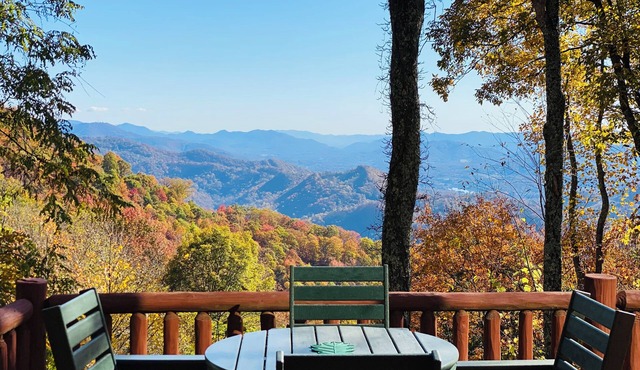 3 Bedroom, Beautiful Mountain Views, Wireless Internet, Located behind MVCC