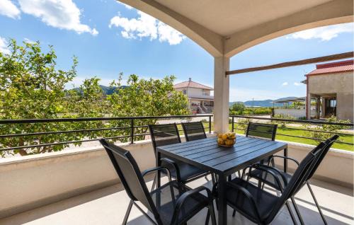 3 Bedroom Beautiful Apartment In Opuzen