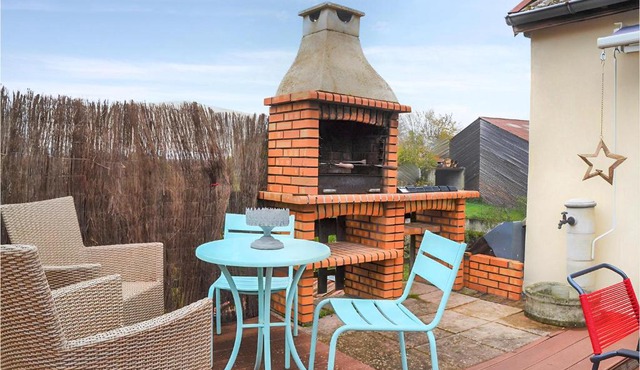 3 Bedroom Beautiful Apartment In Autun