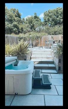 3 Bedroom Beautiful Home with Garden, AC, Hot Tub