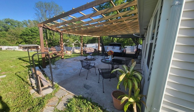 3-bedroom bed & breakfast in quaint Kansas City with AC