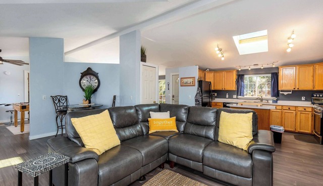 3 Bedroom Bend Getaway W/Hot Tub & Games
