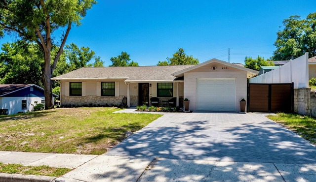 3-bedroom Biker's bungalow in brilliant Clermont Close to Downtown