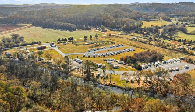 3-bedroom Bird's Nest Lodge in pleasant Cave Spring with AC and charm