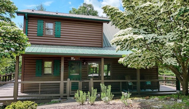 3-bedroom Blue Ridge cabin with lake and mountain views just minutes from town