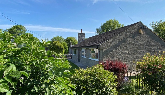 3 Bedroom, Bright and Airy Bungalow in Monyash Village sleeps 6