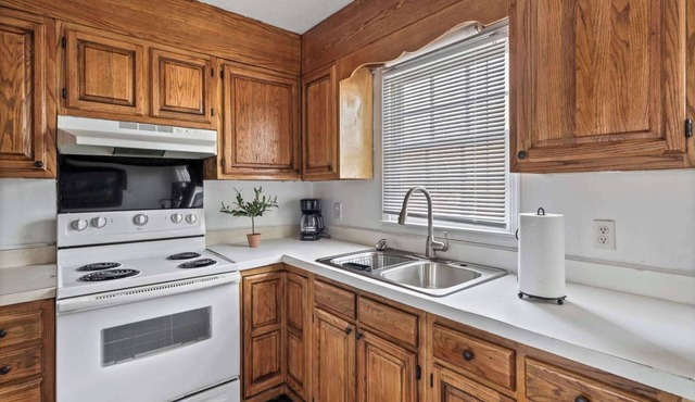 3-bedroom building in delightful Greensboro with AC, WiFi. Enjoy your stay