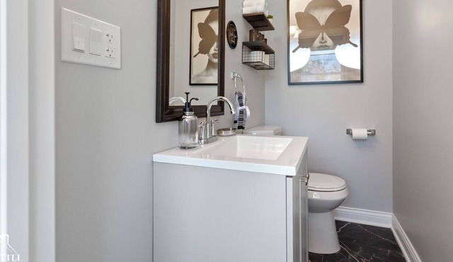 3-bedroom building in lovely Westchester with AC, WiFi. Enjoy your stay