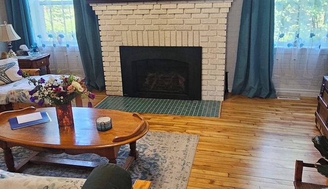 3-bedroom bungalow in charming Carter's Point with AC, WiFi. Close to beach.