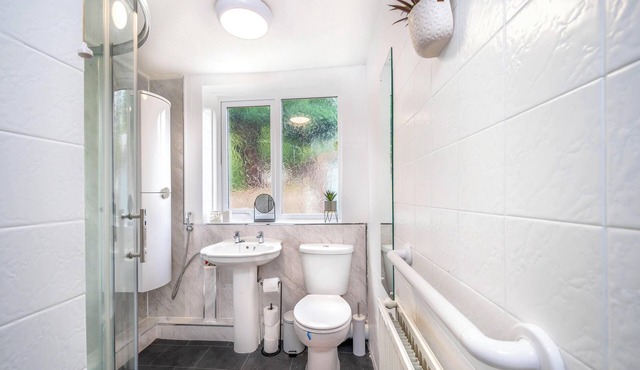 3 bedroom bungalow in Tonge Fold for Contractors and Relocation