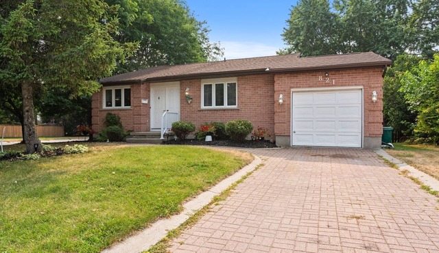3 Bedroom Bungalow Quiet friendly neighborhood in West end. Entire Home