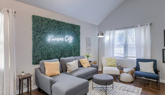 3-bedroom bungalow in peaceful Kansas City with AC, WiFi, Hot Tub, and Fire Pit