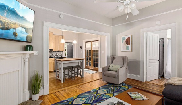3-bedroom Bungalow, view of Uptown, walking distance to historic Plaza Midwood.