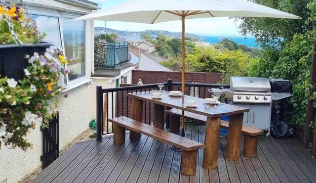 3 Bedroom Bungalow with great Sea Views, Private Hot Tub & Gardens