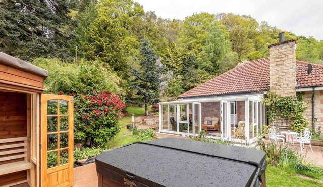 3 bedroom bungalow with htub & private loch access