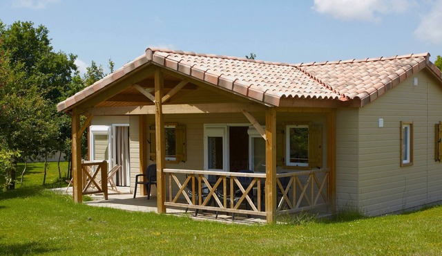 3-bedroom chalet in a quiet area with heated pool near Lake Jaunay