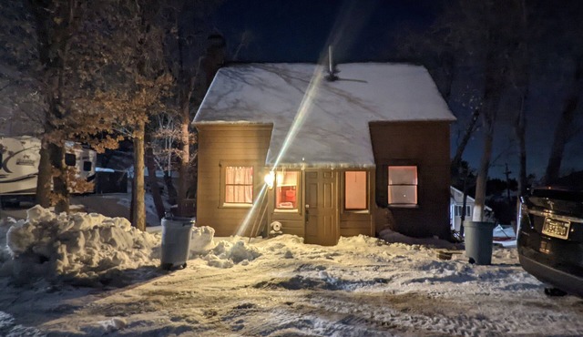 3 bedroom cabin 1 min walk from lake *newly remodeled