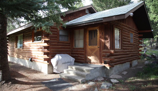 3 bedroom cabin 20 miles NE of entrance to Yellowstone