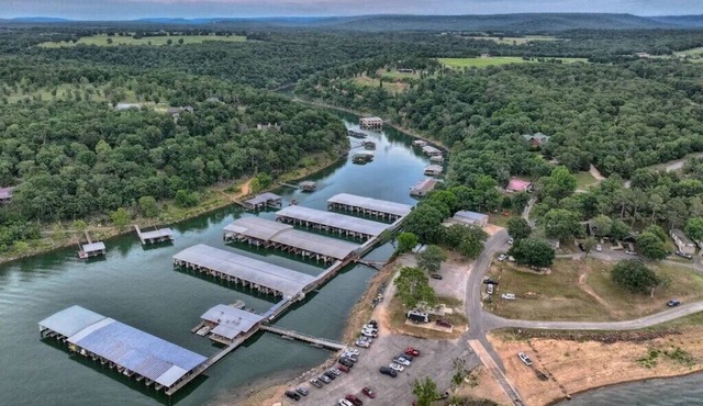 3-bedroom cabin at Sixshooter Marina