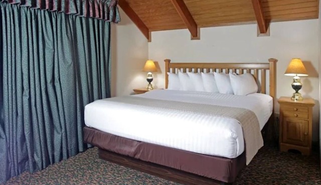 3-bedroom cabin at Breezy Point Resort on golf course, Sleeps up to 10