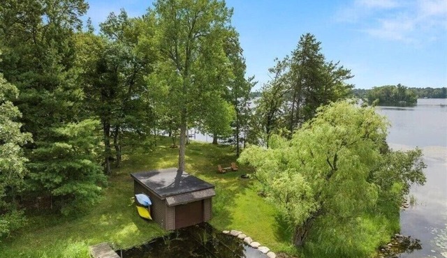 3-bedroom cabin + authentic log cabin that sleeps an additional 4-6 people !