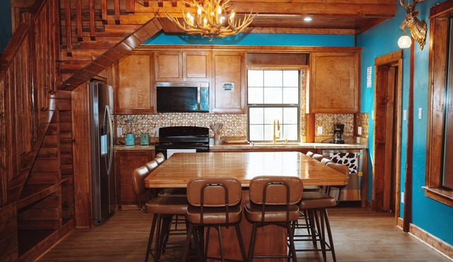 3-bedroom cabin in tranquil West Columbia with Hot tub and Boat Ramp to River