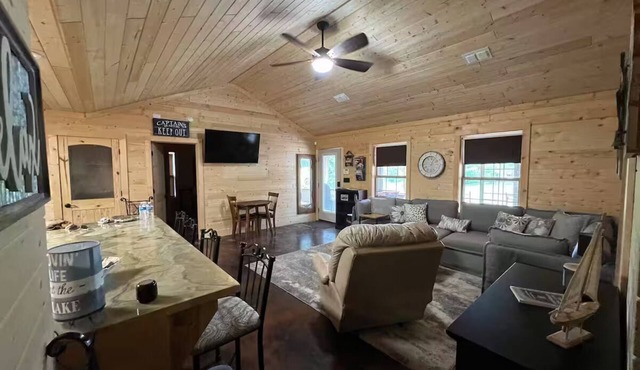 3-bedroom cabin in enchanting Higden with cool AC breeze