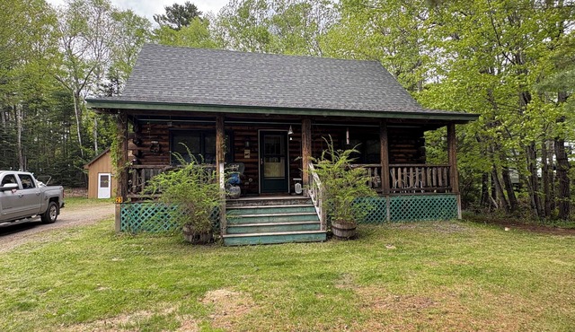 3-bedroom cabin in heart of Greenville, with WiFi, just 3 minute walk to Lake!