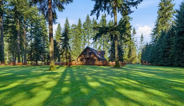 3-bedroom cabin in peaceful La Center with cozy charm