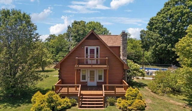 3-bedroom cabin in peaceful Lascassas with AC