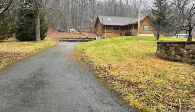 3-bedroom cabin in charming Bloomingburg with WiFi, AC. Happy travels