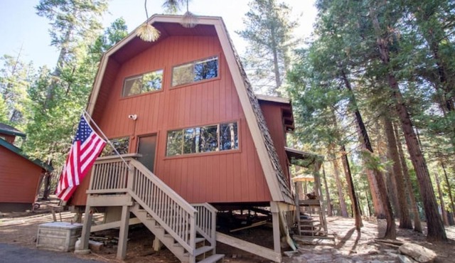 3-bedroom Cabin in Big Trees Village and Seasonal Pool