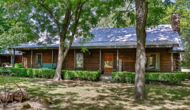 3-bedroom cabin in wonderful Valley View with hot tub! Sleeps 6!