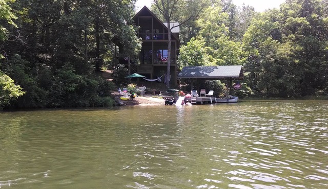 3 bedroom Cabin on lake. NOTE the lake will be lowered this year from 11/3-2/1