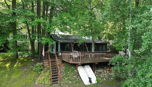 3 bedroom Cabin on Bertha Lake w/private beach!
