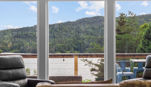 3-bedroom cabin on Horsechops Pond, Cape Broyle with Hot tub, AC, WiFi