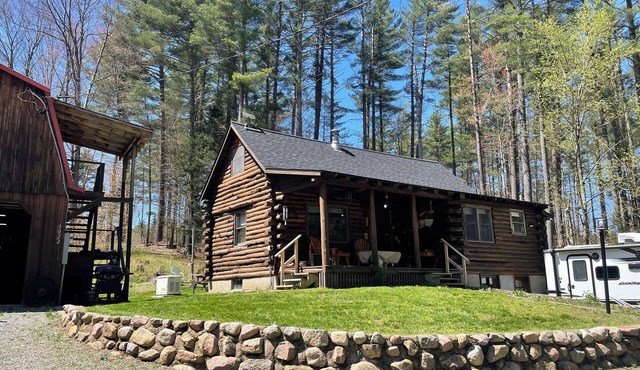 3-bedroom cabin, peaceful getaway, Woodgate with WiFi, Start your getaway