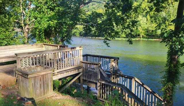 3-bedroom cabin Riverfront Cabin in the New River Gorge National Park & Preserve