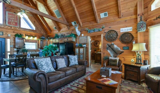 3 Bedroom Cabin, Sleeps 8, at Branson Cedars Resort!