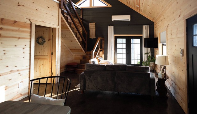 3 bedroom Cabin with covered porch -Hot tub & outdoor TV!
