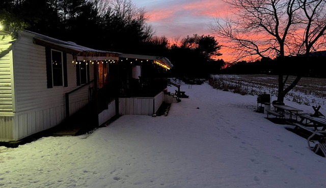 3-bedroom cabin with large, covered porch and WiFi. 23 miles from State College
