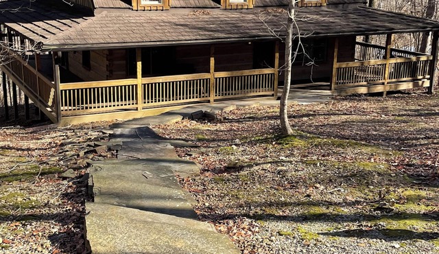 3-bedroom cabin with a loft in lovely Eddyville with WiFi, AC