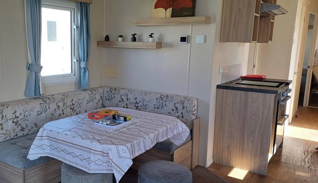 3 Bedroom Caravan - Sleeps 8, Parking, Pets, Beach