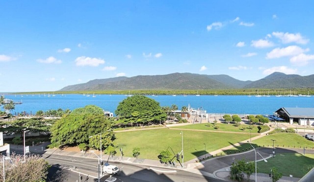 3 BEDROOM CBD WATERFRONT LUXURY APARTMENT