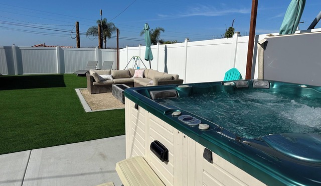 3 bedroom Central Escape - Hot Tub, Fire Pit & newly renovated sunny back yard