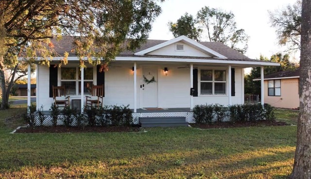 3-bedroom centrally-located house in charming Lakeland with AC, king bed.
