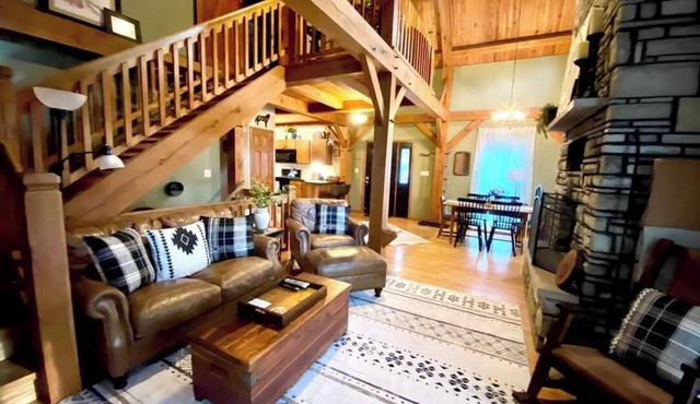 3 Bedroom Chalet, Hot Tub, Fireplace. Walk to Town.