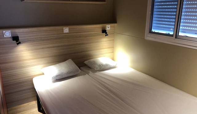 3 bedroom chalet in campsite *** with Jacuzzi and heated pool