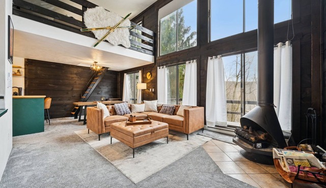 3-bedroom chalet in Hidden Valley Resort, slope views free shuttle to lodge