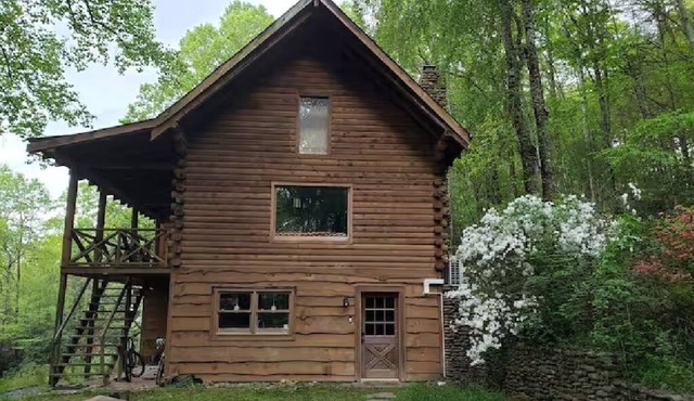 3-bedroom chalet in cool Black Mountain with WiFi, AC. Close to Asheville